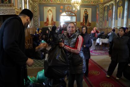 Haine noi şi lemne pentru familiile sinistrate din judeţul Galaţi – fotografia 21