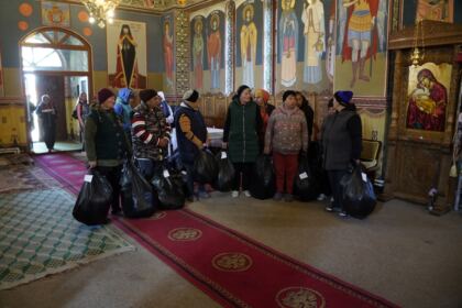 Haine noi şi lemne pentru familiile sinistrate din judeţul Galaţi – fotografia 22
