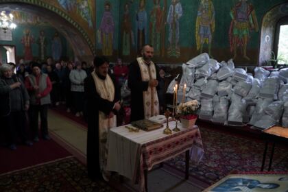 Haine noi şi lemne pentru familiile sinistrate din judeţul Galaţi – fotografia 28
