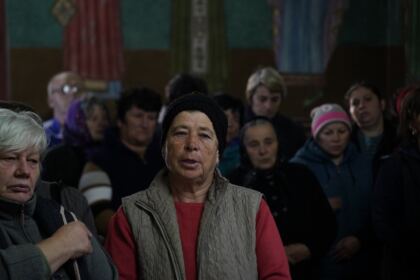 Haine noi şi lemne pentru familiile sinistrate din judeţul Galaţi – fotografia 31