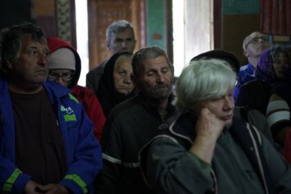 Haine noi şi lemne pentru familiile sinistrate din judeţul Galaţi – fotografia 32