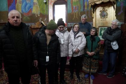 Haine noi şi lemne pentru familiile sinistrate din judeţul Galaţi – fotografia 36