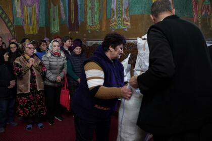 Haine noi şi lemne pentru familiile sinistrate din judeţul Galaţi – fotografia 37