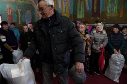 Haine noi şi lemne pentru familiile sinistrate din judeţul Galaţi – fotografia 38