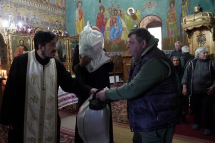 Haine noi şi lemne pentru familiile sinistrate din judeţul Galaţi – fotografia 40