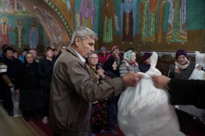 Haine noi şi lemne pentru familiile sinistrate din judeţul Galaţi – fotografia 41