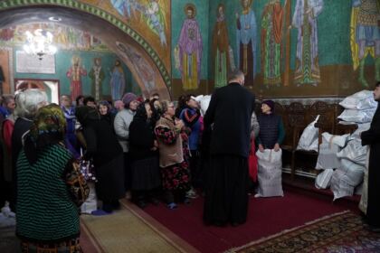Haine noi şi lemne pentru familiile sinistrate din judeţul Galaţi – fotografia 42