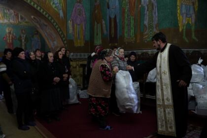 Haine noi şi lemne pentru familiile sinistrate din judeţul Galaţi – fotografia 43