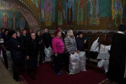 Haine noi şi lemne pentru familiile sinistrate din judeţul Galaţi – fotografia 44