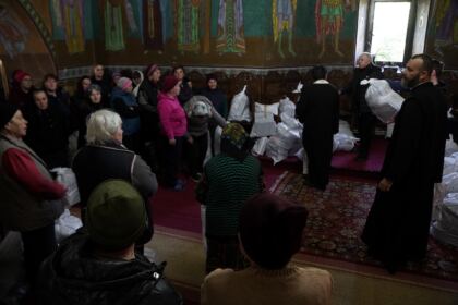 Haine noi şi lemne pentru familiile sinistrate din judeţul Galaţi – fotografia 45