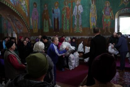 Haine noi şi lemne pentru familiile sinistrate din judeţul Galaţi – fotografia 46