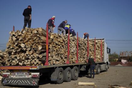 Noi transporturi cu lemne de fag pentru sinistraţi – fotografia 25