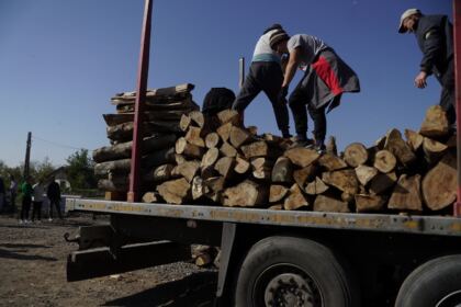 Noi transporturi cu lemne de fag pentru sinistraţi – fotografia 34