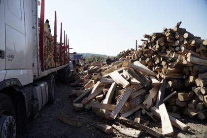 Noi transporturi cu lemne de fag pentru sinistraţi – fotografia 36