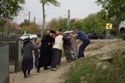Un nou transport cu sobe a ajuns la sinitraţii din judeţul Galaţi – fotografia 53