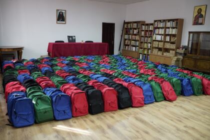 Arhiepiscopia Dunării de Jos continuă sprijinirea elevilor cu ghiozdane şi rechizite şcolare – fotografia 1