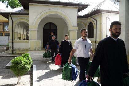 Arhiepiscopia Dunării de Jos continuă sprijinirea elevilor cu ghiozdane şi rechizite şcolare – fotografia 7