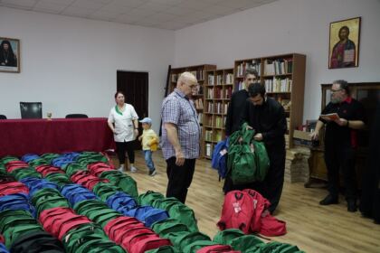 Arhiepiscopia Dunării de Jos continuă sprijinirea elevilor cu ghiozdane şi rechizite şcolare – fotografia 8