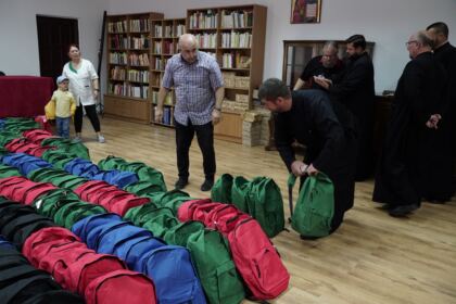 Arhiepiscopia Dunării de Jos continuă sprijinirea elevilor cu ghiozdane şi rechizite şcolare – fotografia 9