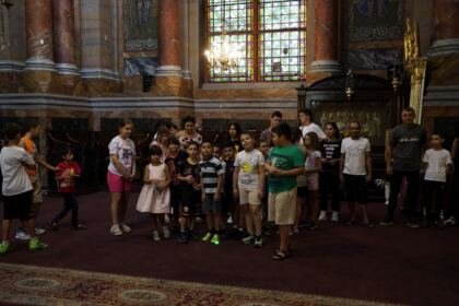 Arhiepiscopia Dunării de Jos continuă sprijinirea elevilor cu ghiozdane şi rechizite şcolare – fotografia 10