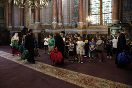 Arhiepiscopia Dunării de Jos continuă sprijinirea elevilor cu ghiozdane şi rechizite şcolare – fotografia 11