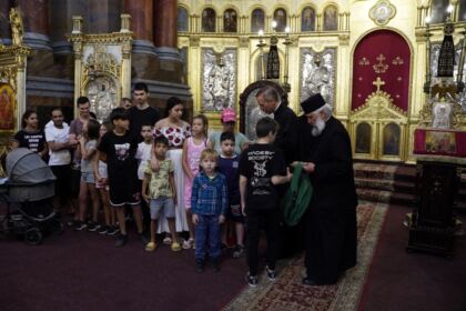 Arhiepiscopia Dunării de Jos continuă sprijinirea elevilor cu ghiozdane şi rechizite şcolare – fotografia 12