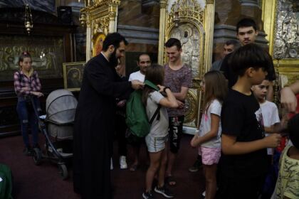 Arhiepiscopia Dunării de Jos continuă sprijinirea elevilor cu ghiozdane şi rechizite şcolare – fotografia 13