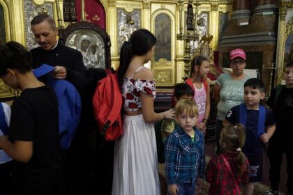 Arhiepiscopia Dunării de Jos continuă sprijinirea elevilor cu ghiozdane şi rechizite şcolare – fotografia 14