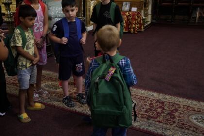 Arhiepiscopia Dunării de Jos continuă sprijinirea elevilor cu ghiozdane şi rechizite şcolare – fotografia 15