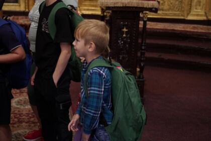 Arhiepiscopia Dunării de Jos continuă sprijinirea elevilor cu ghiozdane şi rechizite şcolare – fotografia 17