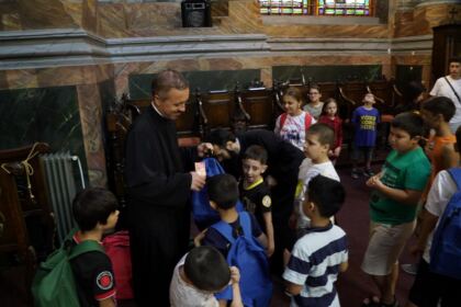 Arhiepiscopia Dunării de Jos continuă sprijinirea elevilor cu ghiozdane şi rechizite şcolare – fotografia 19