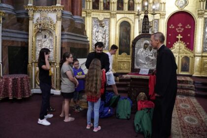 Arhiepiscopia Dunării de Jos continuă sprijinirea elevilor cu ghiozdane şi rechizite şcolare – fotografia 21