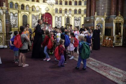 Arhiepiscopia Dunării de Jos continuă sprijinirea elevilor cu ghiozdane şi rechizite şcolare – fotografia 23