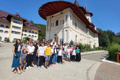 Pelerinaj la mănăstirile din zona Neamțului pentru 50 de copii din comuna Matca – fotografia 4