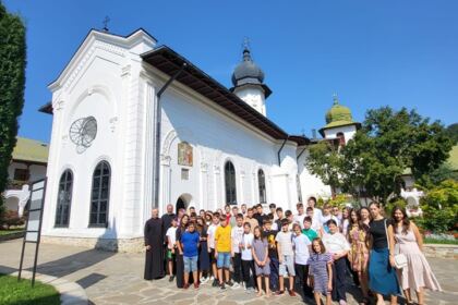 Pelerinaj la mănăstirile din zona Neamțului pentru 50 de copii din comuna Matca – fotografia 9