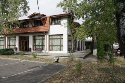 Activităţi cu tinerii la Aşezământul „Sf. M. Mc. Pantelimon“ – Lacu Sărat – fotografia 1