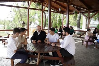 Activităţi cu tinerii la Aşezământul „Sf. M. Mc. Pantelimon“ – Lacu Sărat – fotografia 4