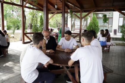 Activităţi cu tinerii la Aşezământul „Sf. M. Mc. Pantelimon“ – Lacu Sărat – fotografia 8