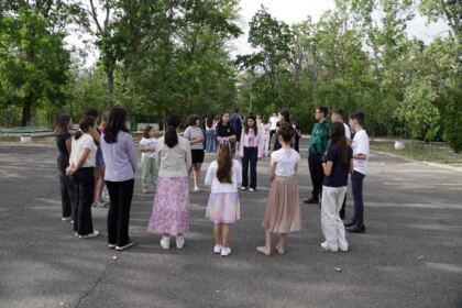Activităţi cu tinerii la Aşezământul „Sf. M. Mc. Pantelimon“ – Lacu Sărat – fotografia 19