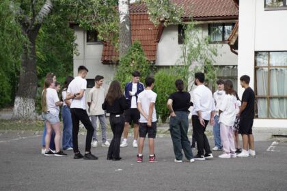 Activităţi cu tinerii la Aşezământul „Sf. M. Mc. Pantelimon“ – Lacu Sărat – fotografia 27