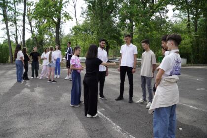 Activităţi cu tinerii la Aşezământul „Sf. M. Mc. Pantelimon“ – Lacu Sărat – fotografia 31