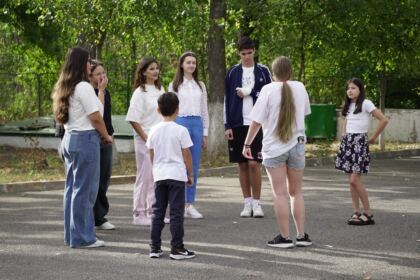 Activităţi cu tinerii la Aşezământul „Sf. M. Mc. Pantelimon“ – Lacu Sărat – fotografia 33