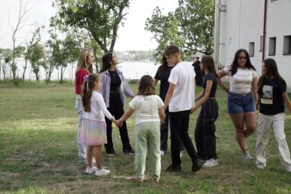 Activităţi cu tinerii la Aşezământul „Sf. M. Mc. Pantelimon“ – Lacu Sărat – fotografia 41
