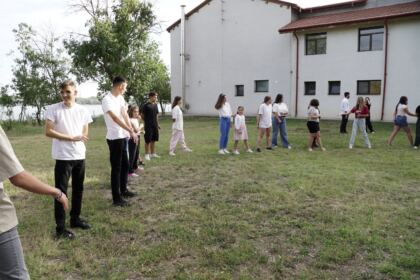 Activităţi cu tinerii la Aşezământul „Sf. M. Mc. Pantelimon“ – Lacu Sărat – fotografia 53