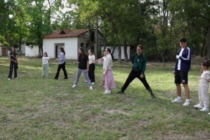 Activităţi cu tinerii la Aşezământul „Sf. M. Mc. Pantelimon“ – Lacu Sărat – fotografia 56