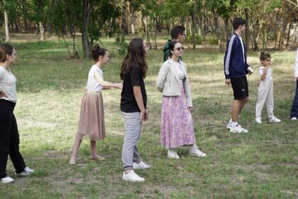 Activităţi cu tinerii la Aşezământul „Sf. M. Mc. Pantelimon“ – Lacu Sărat – fotografia 60