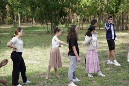 Activităţi cu tinerii la Aşezământul „Sf. M. Mc. Pantelimon“ – Lacu Sărat – fotografia 61