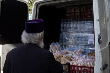 În Arhiepiscopia Dunării de Jos continuă ajutorarea sinistraţilor – fotografia 14