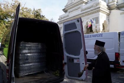 În Arhiepiscopia Dunării de Jos continuă ajutorarea sinistraţilor – fotografia 16