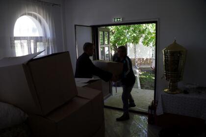 În Arhiepiscopia Dunării de Jos continuă ajutorarea sinistraţilor – fotografia 25